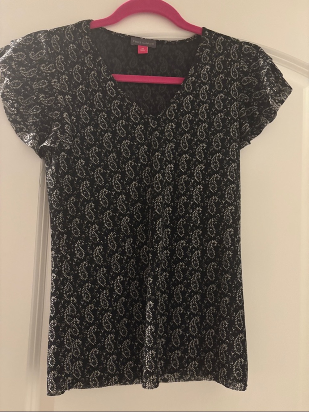 Vince Camuto Black V-Neck Short Sleeve Paisley Top
